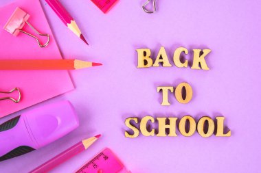 Mor zemin Tasarımlarınız için hazır üzerine okul malzemeleri. Düz yatıyordu. Üstten görünüm