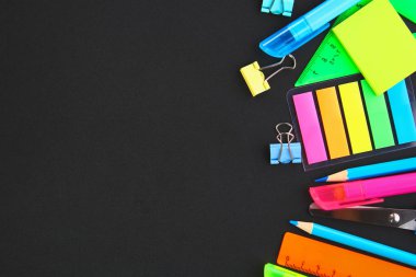 Blackboard arka planda Tasarımlarınız için hazır okul malzemeleri. Düz yatıyordu. Üstten görünüm. Kopya alanı