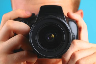 Fotoğrafçı ile el kamera lens aracılığıyla seyir fotoğraf makinesi