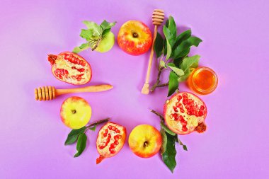 Rosh hashanah Yahudi yeni yılı tatil kavramı. Geleneksel sembolü. Elma, tatlım, nar. Üstten görünüm. Düz yatıyordu
