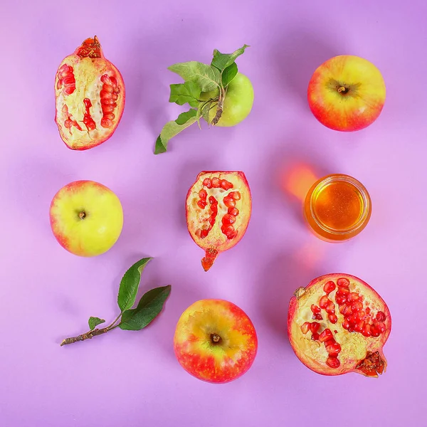 Rosh hashanah Yahudi yeni yılı tatil kavramı. Geleneksel sembolü. Elma, tatlım, nar. Üstten görünüm. Düz yatıyordu