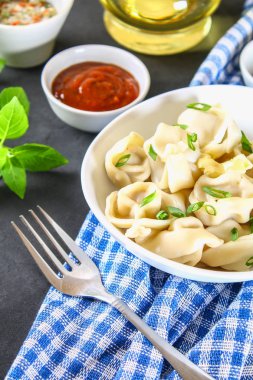 Bir gri beton masada hazır ev yapımı köfte