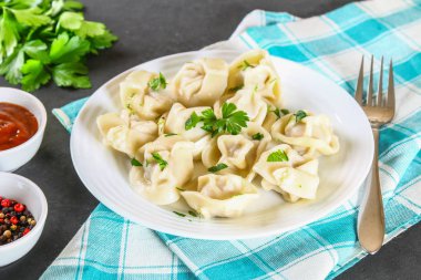Bir gri beton masada hazır ev yapımı köfte