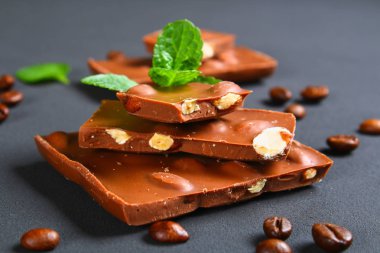 koyu gri arka plan üzerinde bademli çikolata