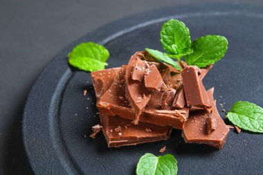 Çikolata koyu taş zemin üzerine. Kopya alanı ile Üstten Görünüm