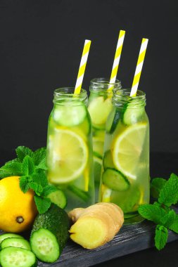 Sassy su. Taze soğuk su ile salatalık, limon, zencefil ve nane. Detoks ve kilo kaybı