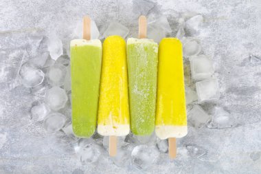 Sarı ve yeşil meyve dondurma masa lambası buzda bir sopa üzerinde