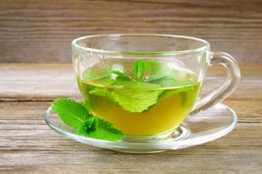 Taze organik nane çayı cam ahşap tablo