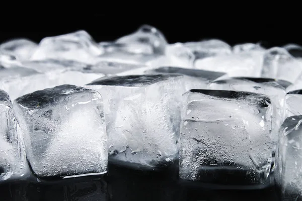 Cubi Ghiaccio Acqua Con Foglie Zecca Uno Sfondo Nero — Foto Stock