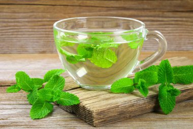 Taze organik nane çayı cam ahşap tablo