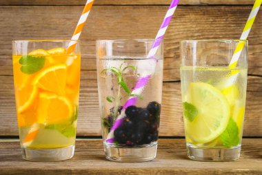 Çeşitli gözlük, farklı tatlar, meyveler, meyve suyu detoks