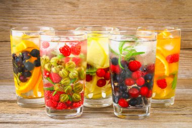 Çeşitli gözlük, farklı tatlar, meyveler, meyve suyu detoks