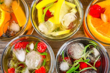 Çeşitli gözlük, farklı tatlar, meyveler, meyve suyu detoks