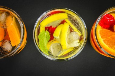 Çeşitli gözlük, farklı tatlar, meyveler, meyve suyu detoks