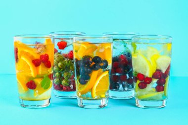 Çeşitli gözlük, farklı tatlar, meyveler, meyve suyu detoks