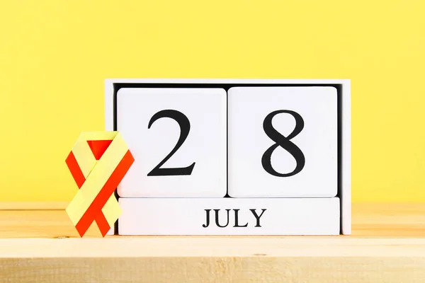 Παγκόσμια Ημέρα Ηπατίτιδας Ένα Ξύλινο Λευκό Ημερολόγιο Δείχνει Ιουνίου Στο — Φωτογραφία Αρχείου