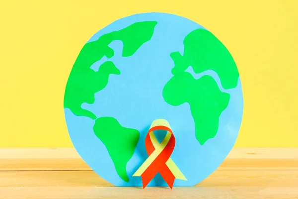Världsdagen För Hepatit Juni Röd Gul Menyfliksområdet Och Planeten Jorden — Stockfoto