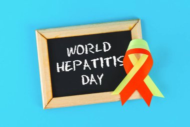 Metin dünya hepatit günü ile kara tahta. 28 Haziran'da. Mavi bir arka plan üzerinde kırmızı sarı kurdele