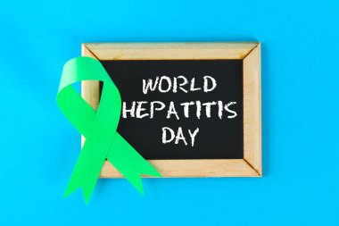 Metin dünya hepatit günü ile kara tahta. 28 Haziran'da. Yeşim şerit mavi bir arka plan üzerinde