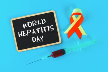 Metin dünya hepatit günü ile kara tahta. 28 Haziran'da. Kırmızı sarı bandın ve şırınga ile mavi bir arka plan üzerinde kan