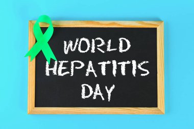 Metin dünya hepatit günü ile kara tahta. 28 Haziran'da. Yeşim şerit mavi bir arka plan üzerinde