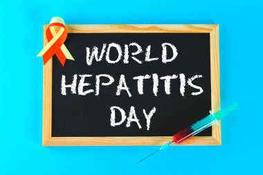Metin dünya hepatit günü ile kara tahta. 28 Haziran'da. Kırmızı sarı bandın ve şırınga ile mavi bir arka plan üzerinde kan
