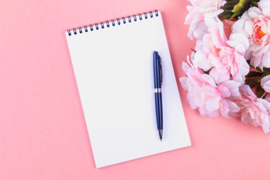 Boş defter üzerinde bir pastel pembe mavi kalem ile. mock-up, çerçeve, şablon