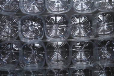 Raf Muhafazası kuruluş. Plastik şişe ikincil kullanımı. Koruma yer. Uygun kullanım