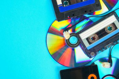Müzik evrim kavramı. Kaset, Cd-disk, mp3 çalar. Vintage ve modernite. Müzik desteği