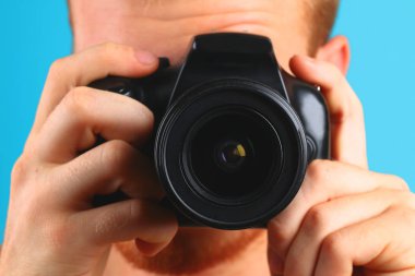 Fotoğrafçı ile el kamera lens aracılığıyla seyir fotoğraf makinesi