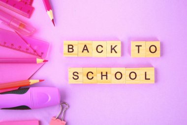 Mor zemin Tasarımlarınız için hazır üzerine okul malzemeleri. Düz yatıyordu. Üstten görünüm