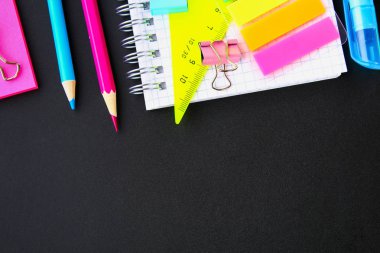 Blackboard arka planda Tasarımlarınız için hazır okul malzemeleri. Düz yatıyordu. Üstten görünüm. Kopya alanı