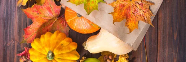 秋天自然概念 秋天南瓜和苹果在木制的质朴的桌子上 感恩节晚餐 — 图库照片