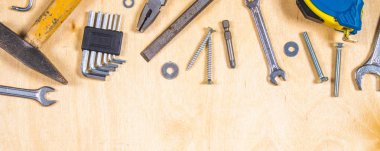 Kontrplak sanayi araçları. Metni için bir yer. Babalar günü için bir kavram. Üstten Görünüm. Düz döşeme.