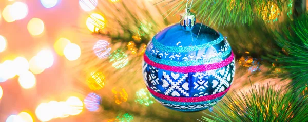 Palla Azzurra Natale Albero Natale Uno Sfondo Ghirlande Luci Bokeh — Foto Stock