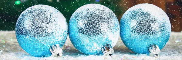 Tres Bolas Azules Año Nuevo Nieve Ambiente Navideño —  Fotos de Stock