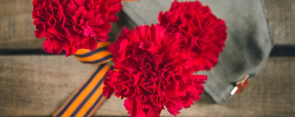 Квіти Гвоздики Джордж Стрічки Військового Гарнізону Шапочка Червоною Зіркою Травня — стокове фото