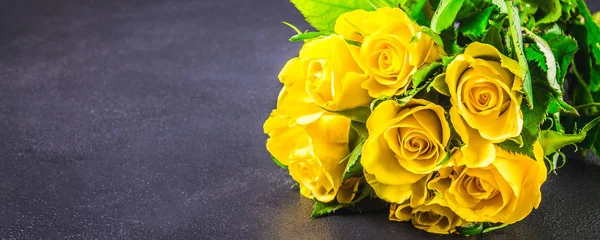 Букет Жовтих Троянд Лежить Темно Сірому Бетонному Тлі — стокове фото