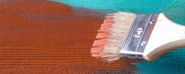 Escova Com Tinta Mão Homem Pinta Placas Azuis Pincel Tinta — Fotografia de Stock