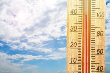 Termometre güneş yaz gününde 40 derecenin üzerinde sıcaklık gösteriyor.