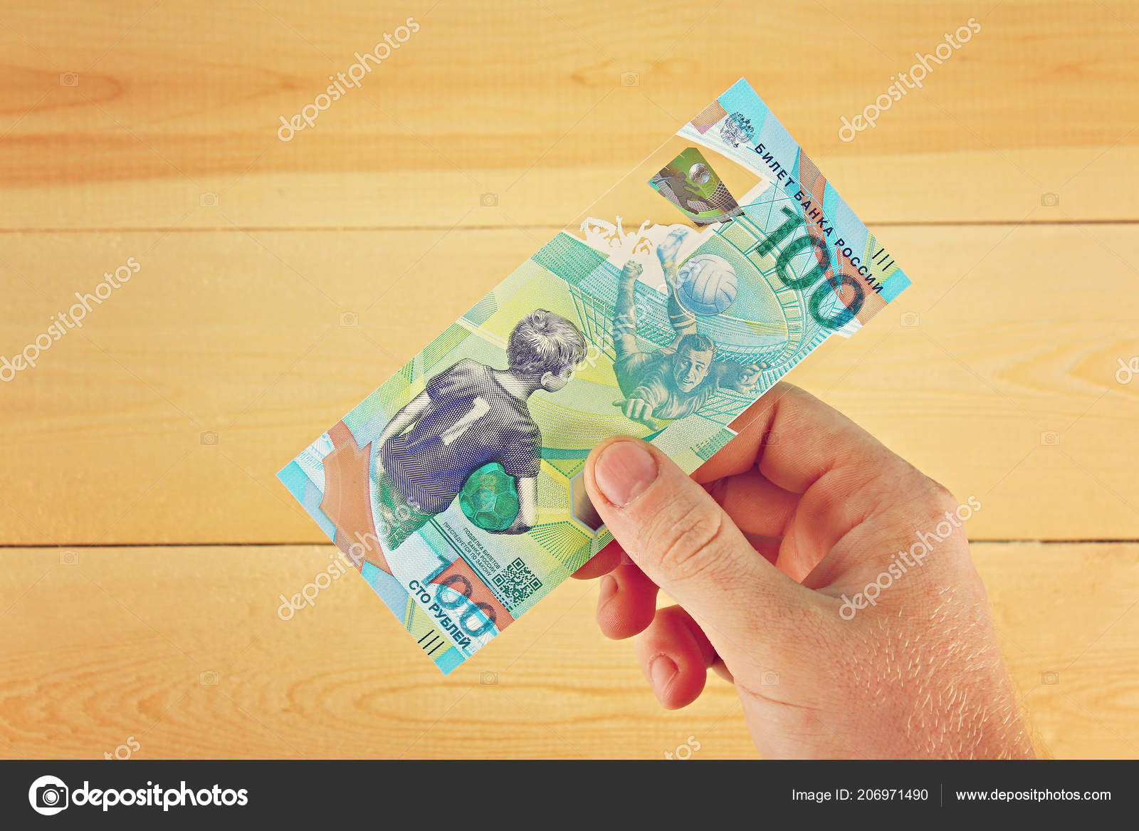 新俄罗斯货币100卢布有世界地图和足球图象的塑料纪念纸币—— 库存社论照片© detry.yandex.ru #206971490