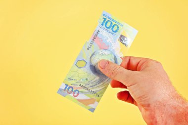 Yeni Rus parası 100 ruble. Plastik Hatıra banknot görüntülerini haritalar dünya ve futbol ile