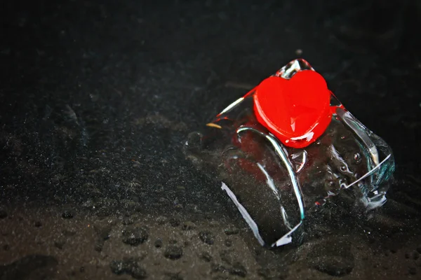 Ein Kleines Rotes Herz Eingefroren Einem Eiswürfel Schmelzendes Eis Wasser — Stockfoto