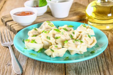 Eski ahşap masa hazır ev yapımı köfte