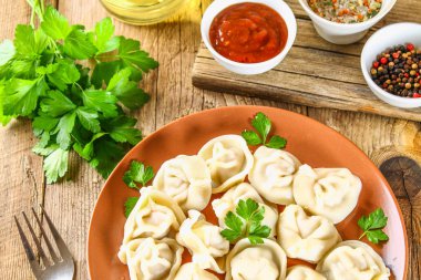 Eski ahşap masa hazır ev yapımı köfte