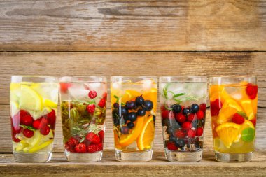 Çeşitli gözlük, farklı tatlar, meyveler, meyve suyu detoks