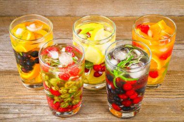 Çeşitli gözlük, farklı tatlar, meyveler, meyve suyu detoks