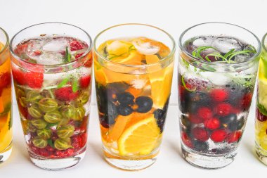 Çeşitli gözlük, farklı tatlar, meyveler, meyve suyu detoks