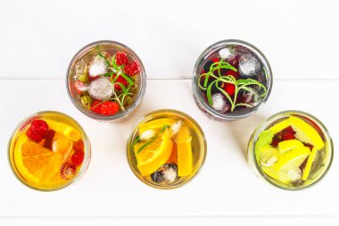 Çeşitli gözlük, farklı tatlar, meyveler, meyve suyu detoks