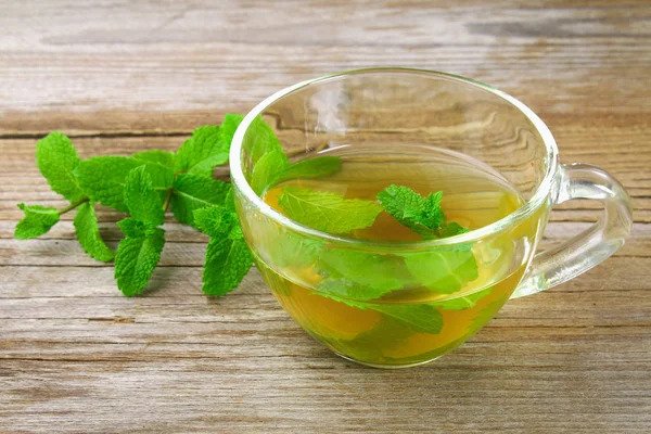 Teh Mint Organik Segar Dalam Gelas Atas Meja Kayu — Stok Foto